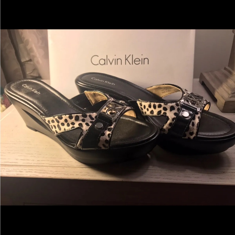 New In Box Calvin Klein Rebah Womens Black Wedges Animal Print OpenToe Sandal 7M